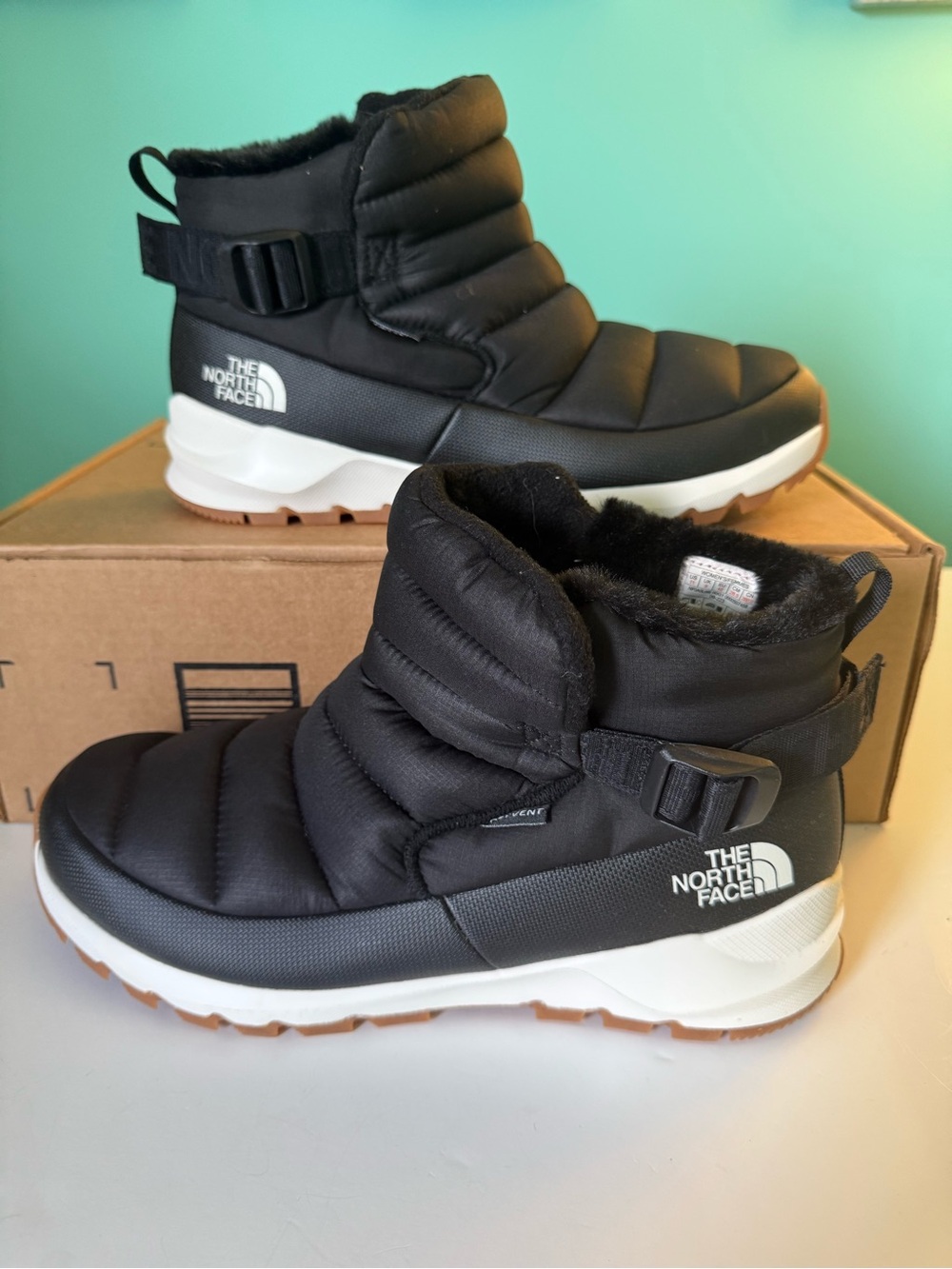 NEW The North Face Women’s Black Quilted Slip-in Ankle Snow Boots